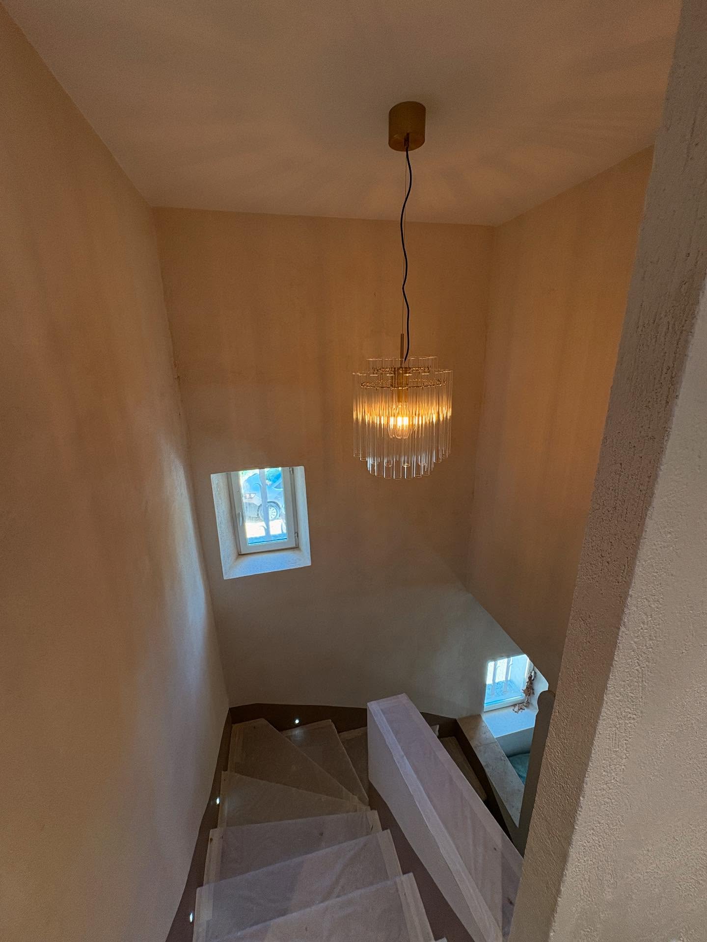 Lustre installé au-dessus d’une cage d’escalier à Gordes