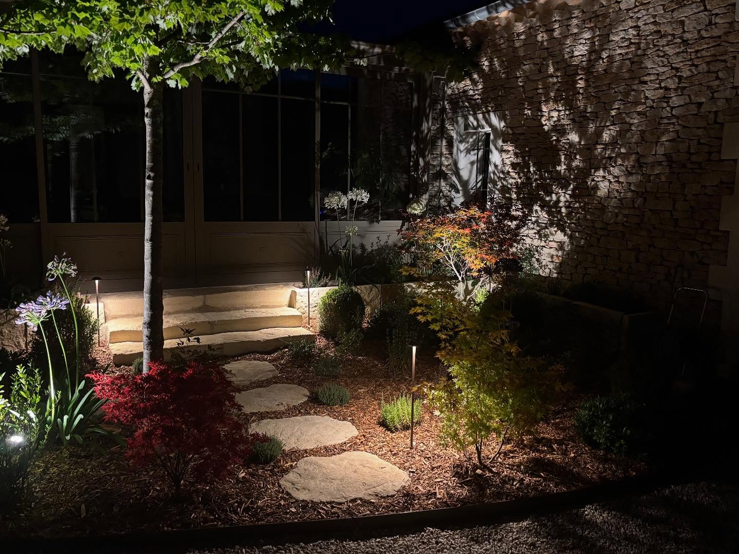 Jardin éclairé de nuit dans le Luberon