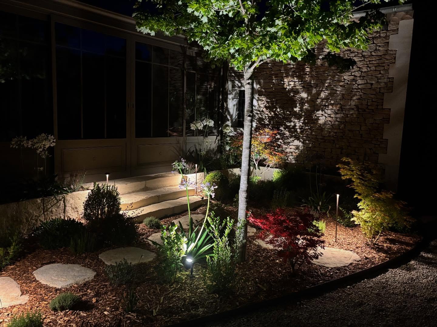 Spots mettant en valeur les plantations d’un jardin